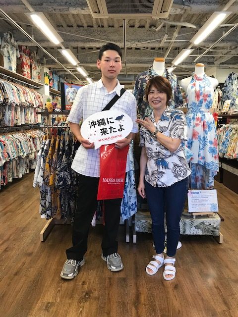 東京からかりゆしウェアについて取材にいらした学生さんご来店♪