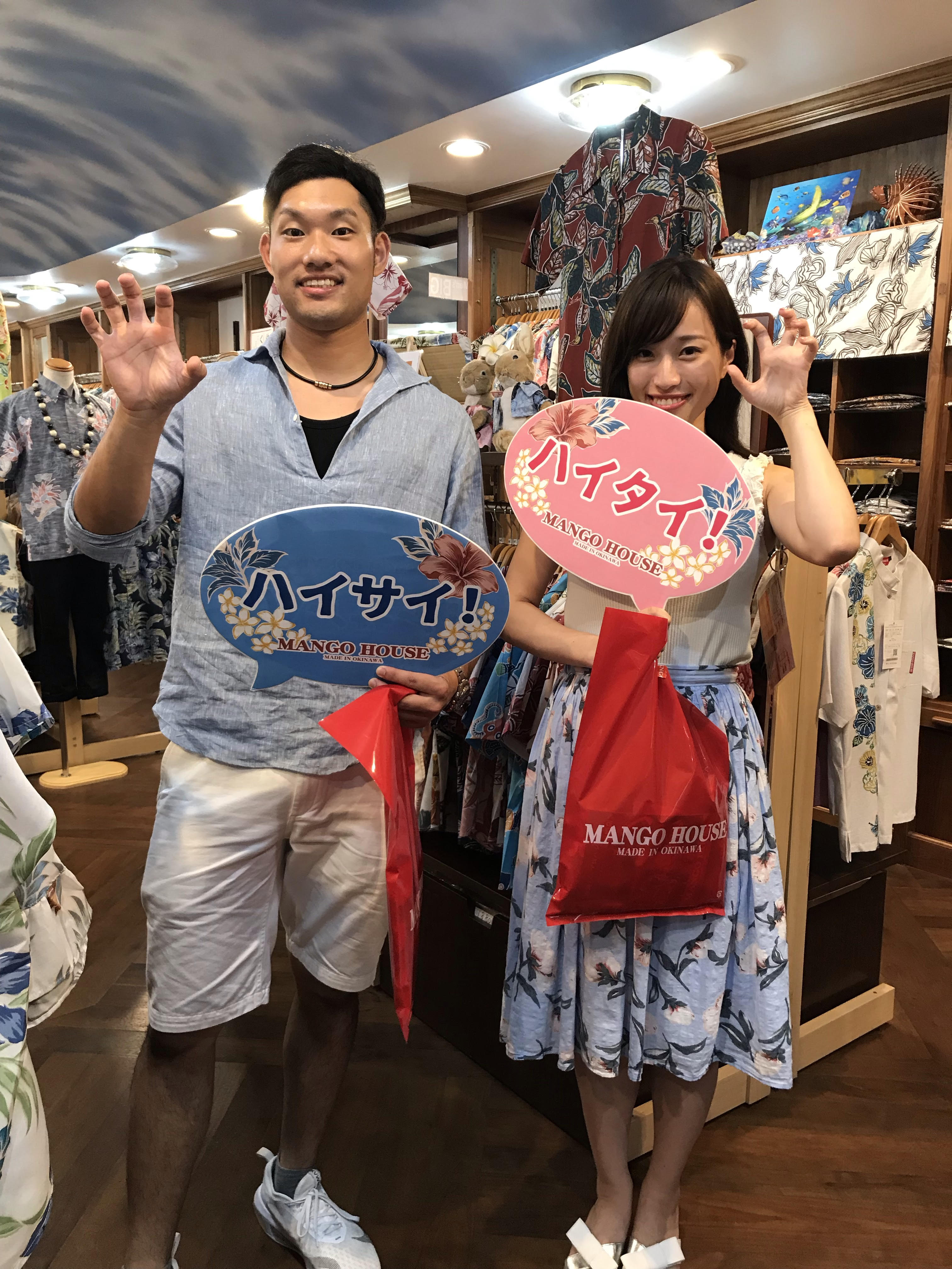 さわやかブルーのアロハがよく似合うカップルさん♪