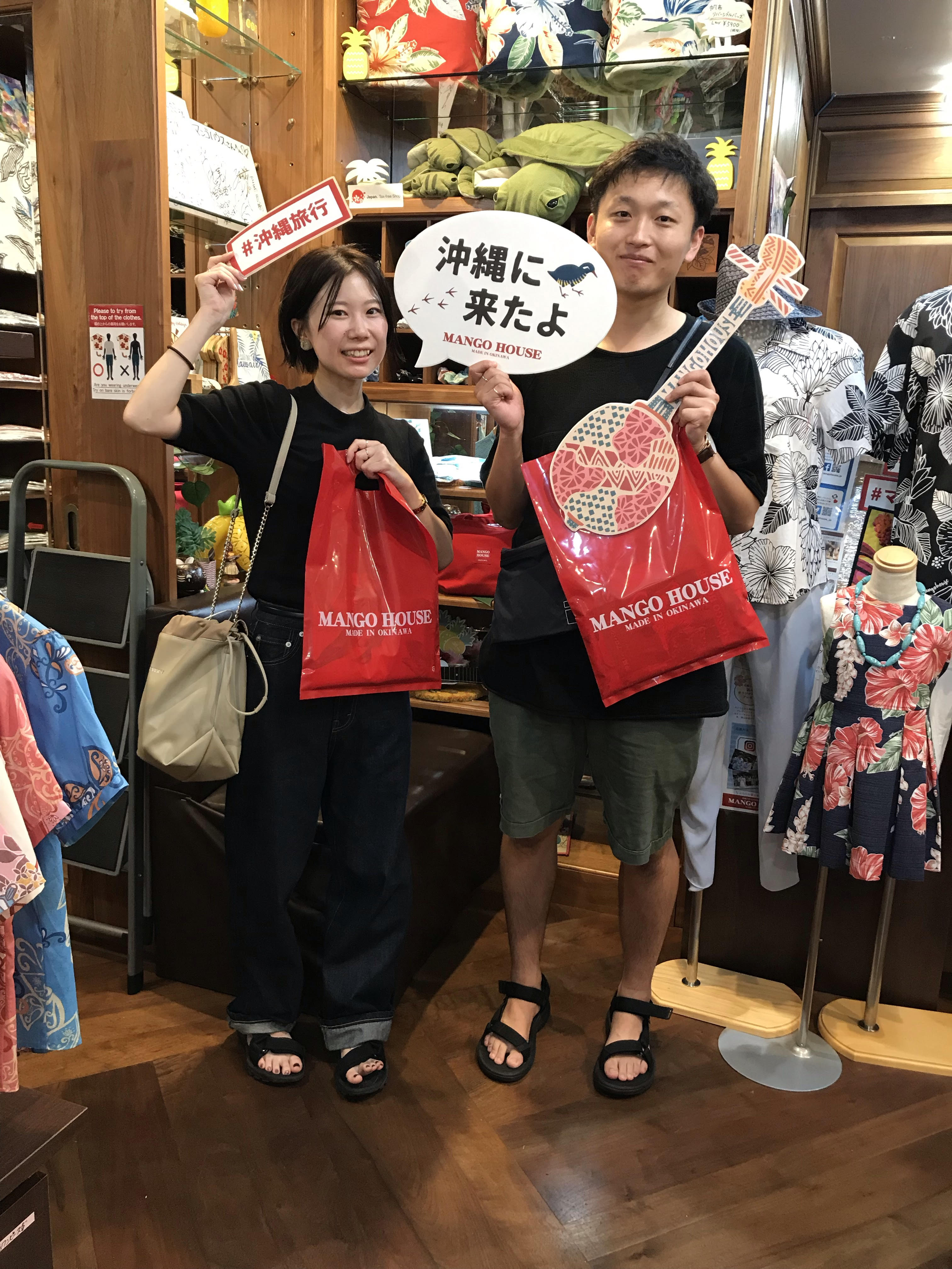 ハイビスカスのおそろいアロハで沖縄観光♪