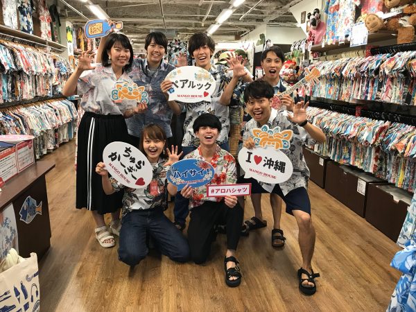台風の中、無事に沖縄到着!!皆でかりゆしウェア着て沖縄旅行のスタートを切る!!