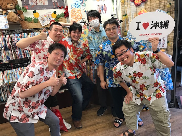 沖縄にて記念撮影用のアロハシャツ選び♪