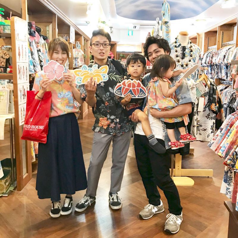 マンゴハウスのかりゆしウェア（沖縄アロハシャツ）で、ママは娘と、パパは息子とリンクコーデ♪