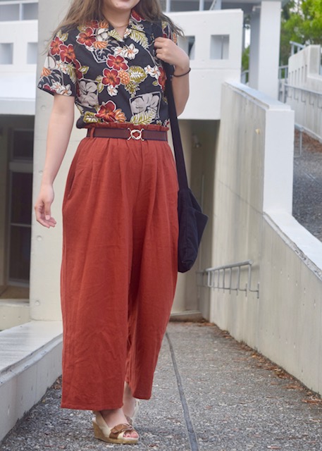 アロハシャツ　女　コーデ