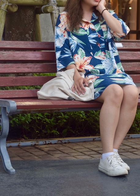 アロハシャツ　女　コーデ