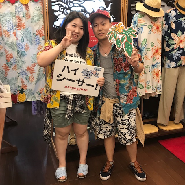 旅の始めはアロハシャツ選びから！カップルでおそろいコーデ♪