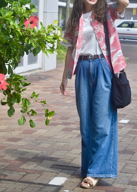 アロハシャツ　女　コーデ