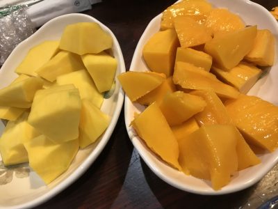 食卓にマンゴー