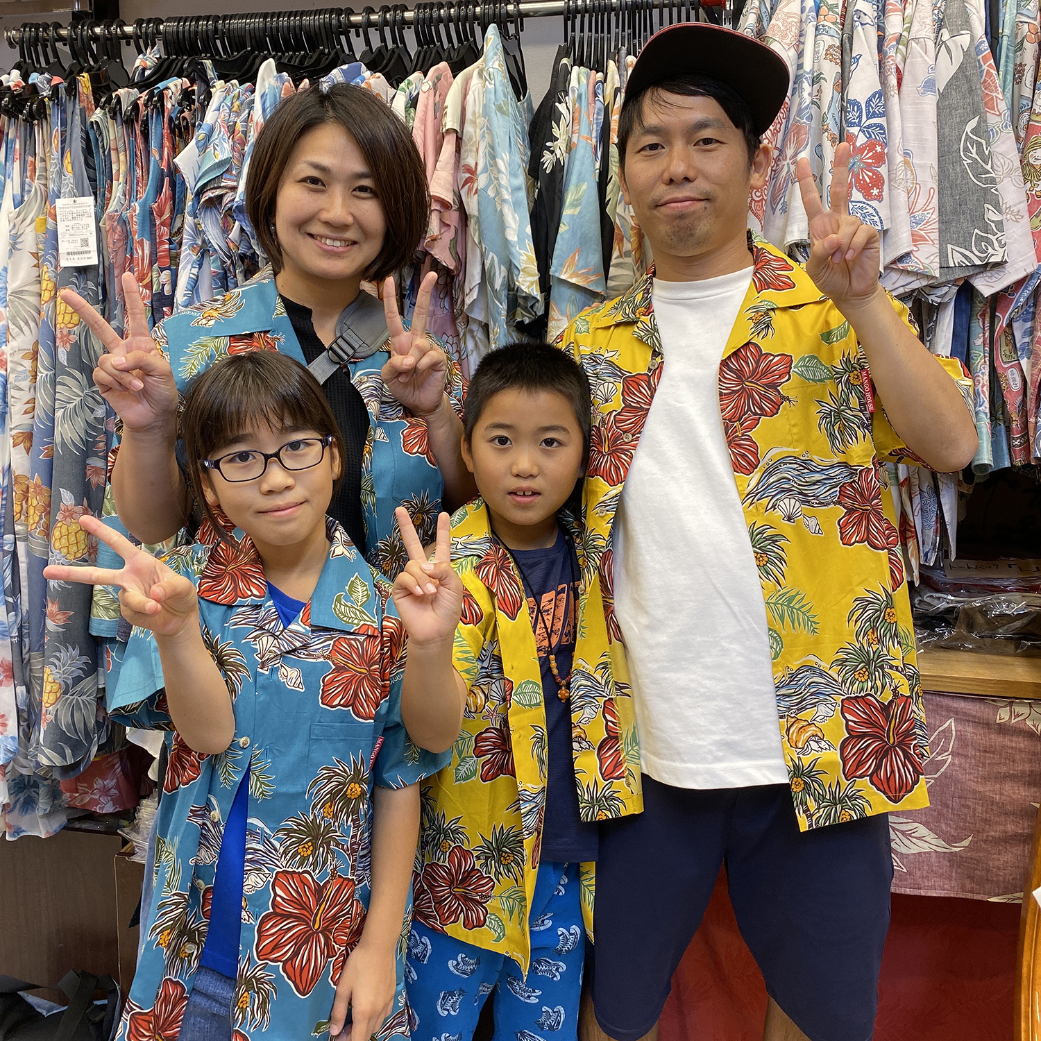 沖縄旅行最終日に、思い出としてかりゆしウェアをゲット。家族お揃いでコーデ♪