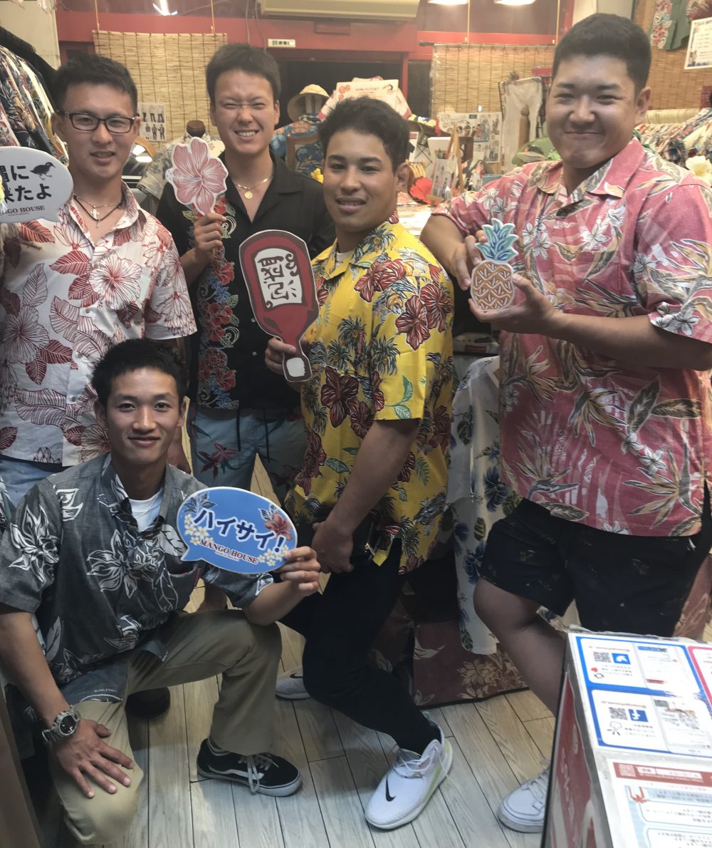 会社仲間で沖縄アロハ（かりゆしウェア）を着て沖縄初日から満喫するぅ～♪