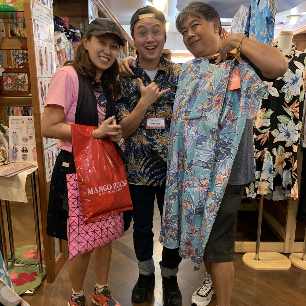 海外でも活躍！！マンゴハウスの沖縄アロハ（かりゆしウェア）。