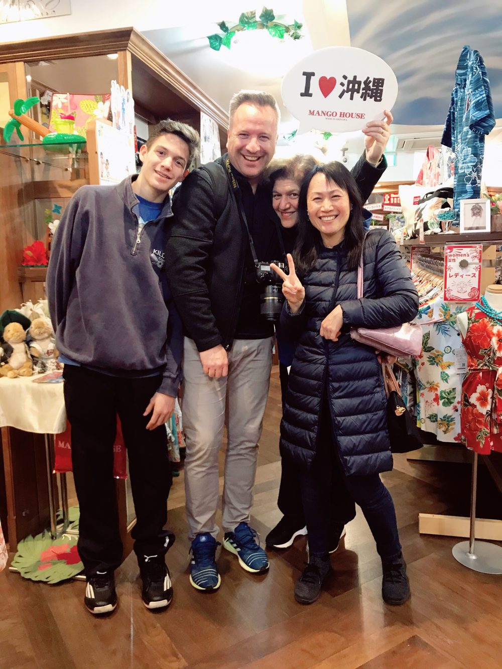 カナダからのお客様も沖縄でウエディング衣装は沖縄アロハ（かりゆしウェア）でした♪