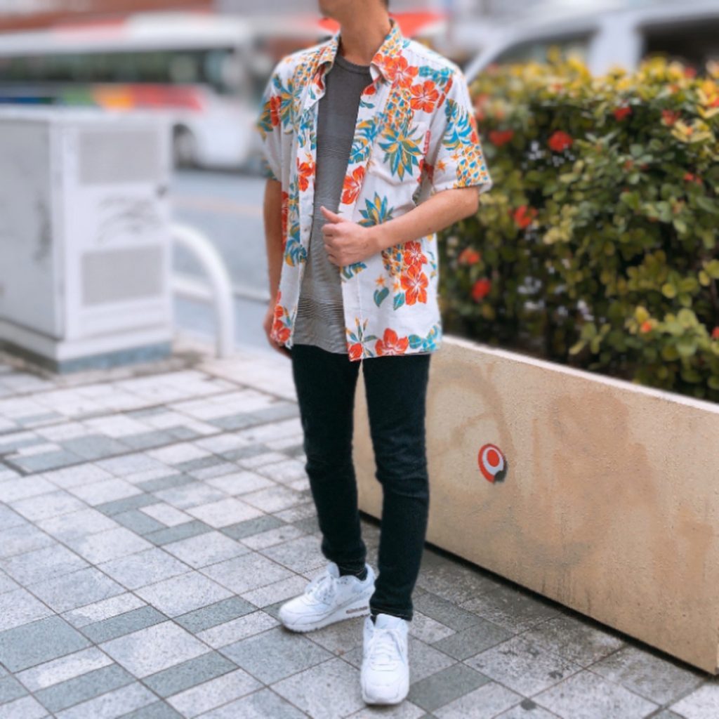 沖縄アロハシャツ、デニムのスキニーとコーデ(羽織るだけ)