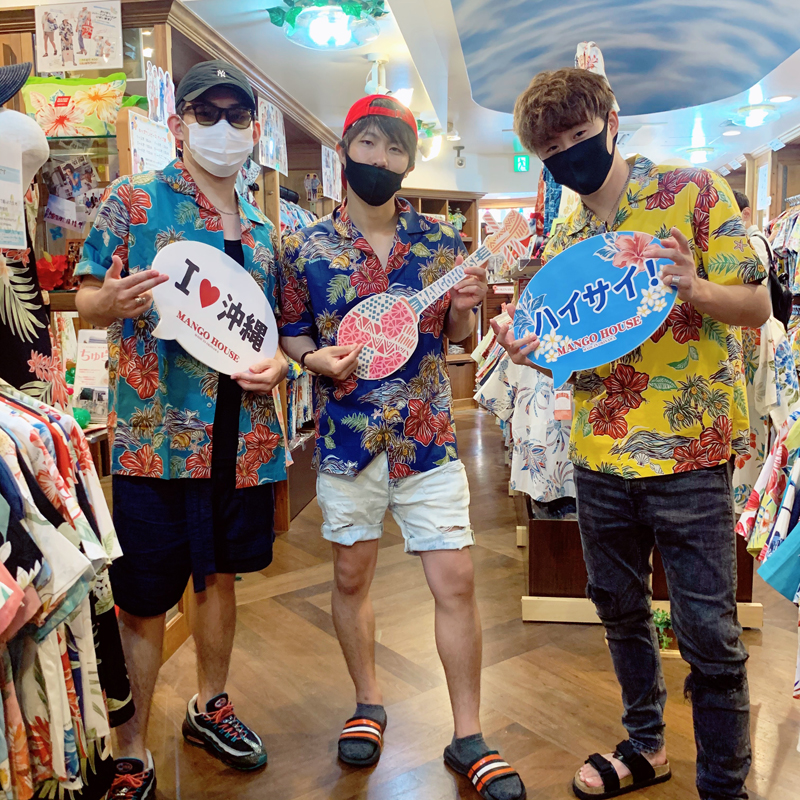 仲良し3人組沖縄アロハシャツはお揃いで選んでいきました♪