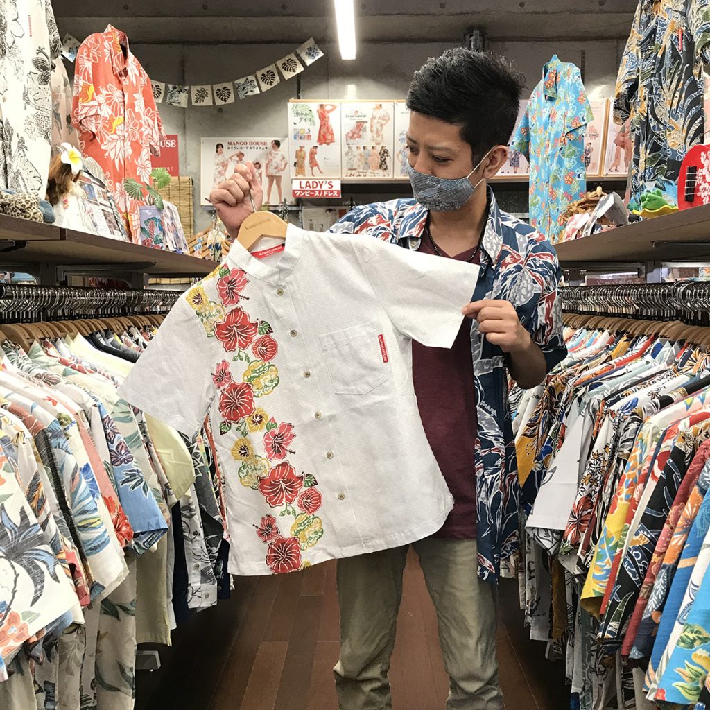 紅型華紋ボーダー_アイボリーを見せている