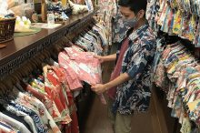 赤いデザインで見比べている