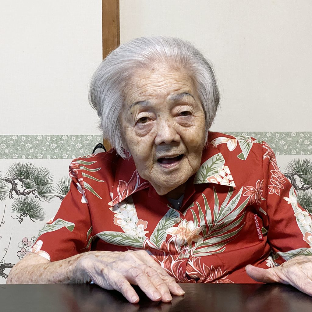 おばあちゃんにフレッシュデイゴを着せた写真