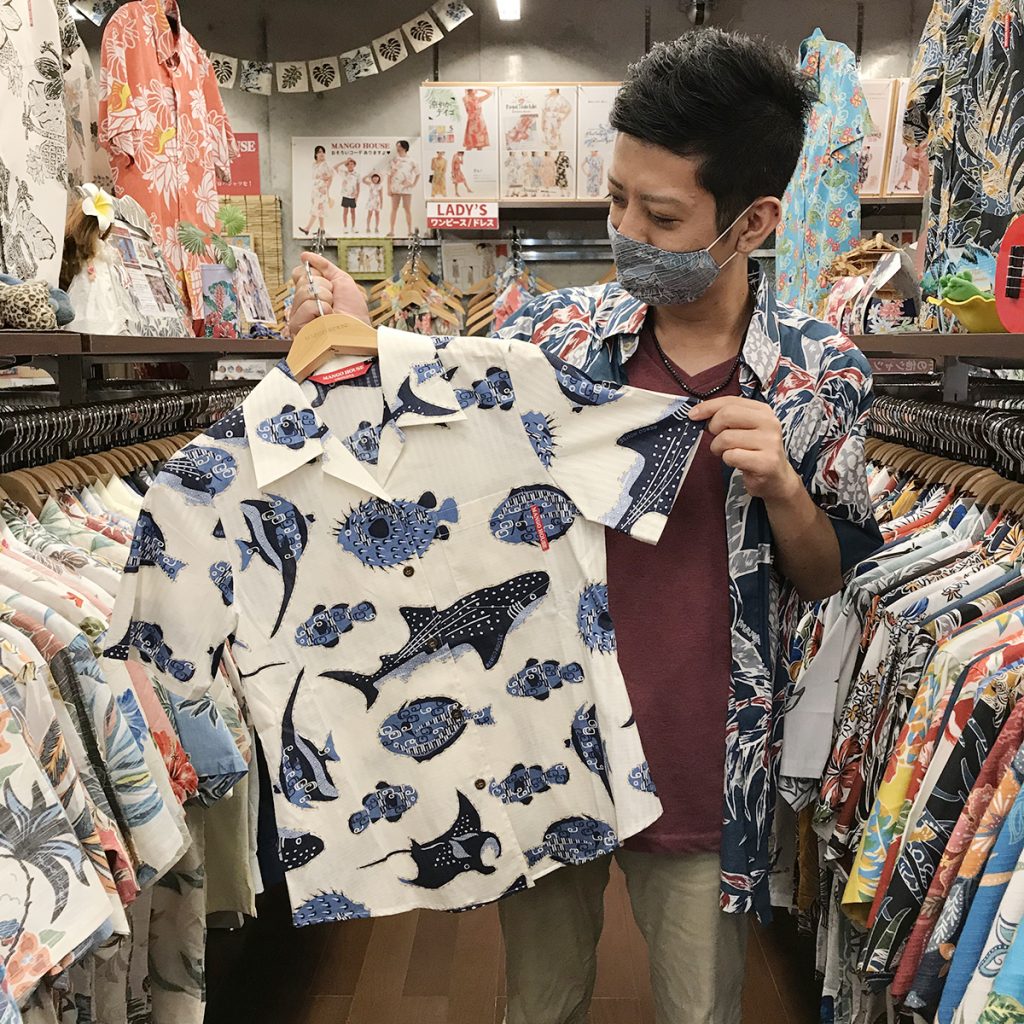 和クアリウム_アイボリーーを見せている