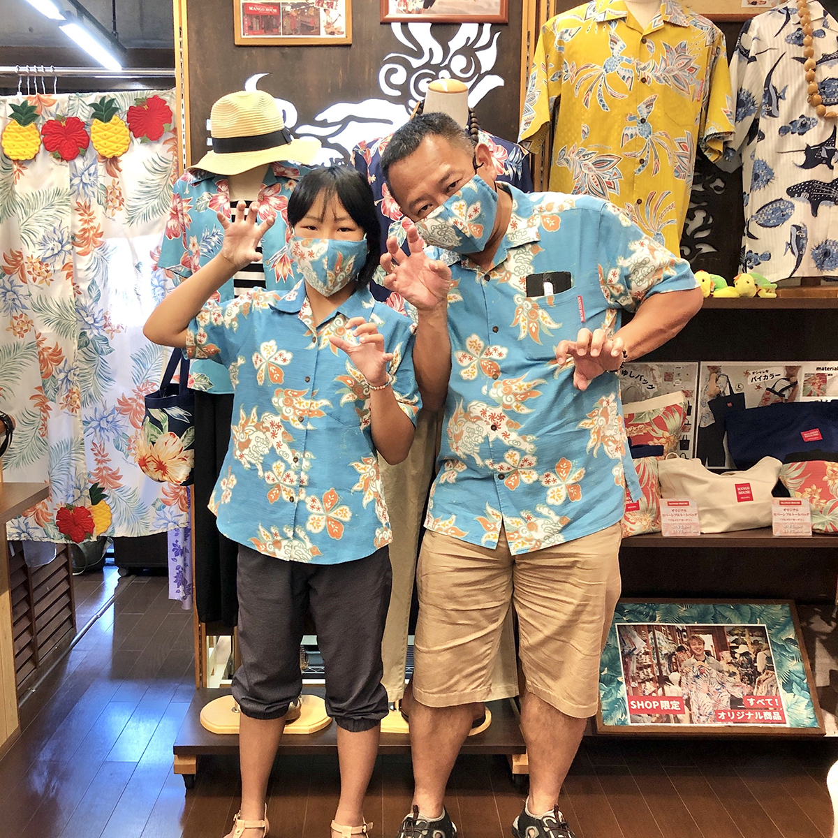 リピーターさんがご来店♪自作のオリジナルマスクとお揃いの沖縄アロハシャツ♪