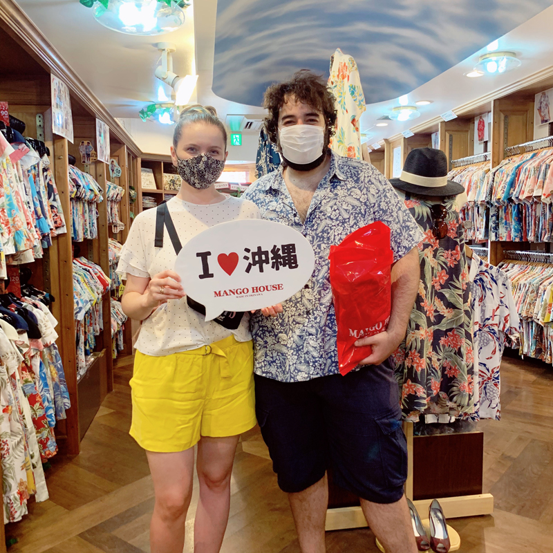 茨城県在住の外国人カップルさん記念に沖縄アロハシャツをゲット♪