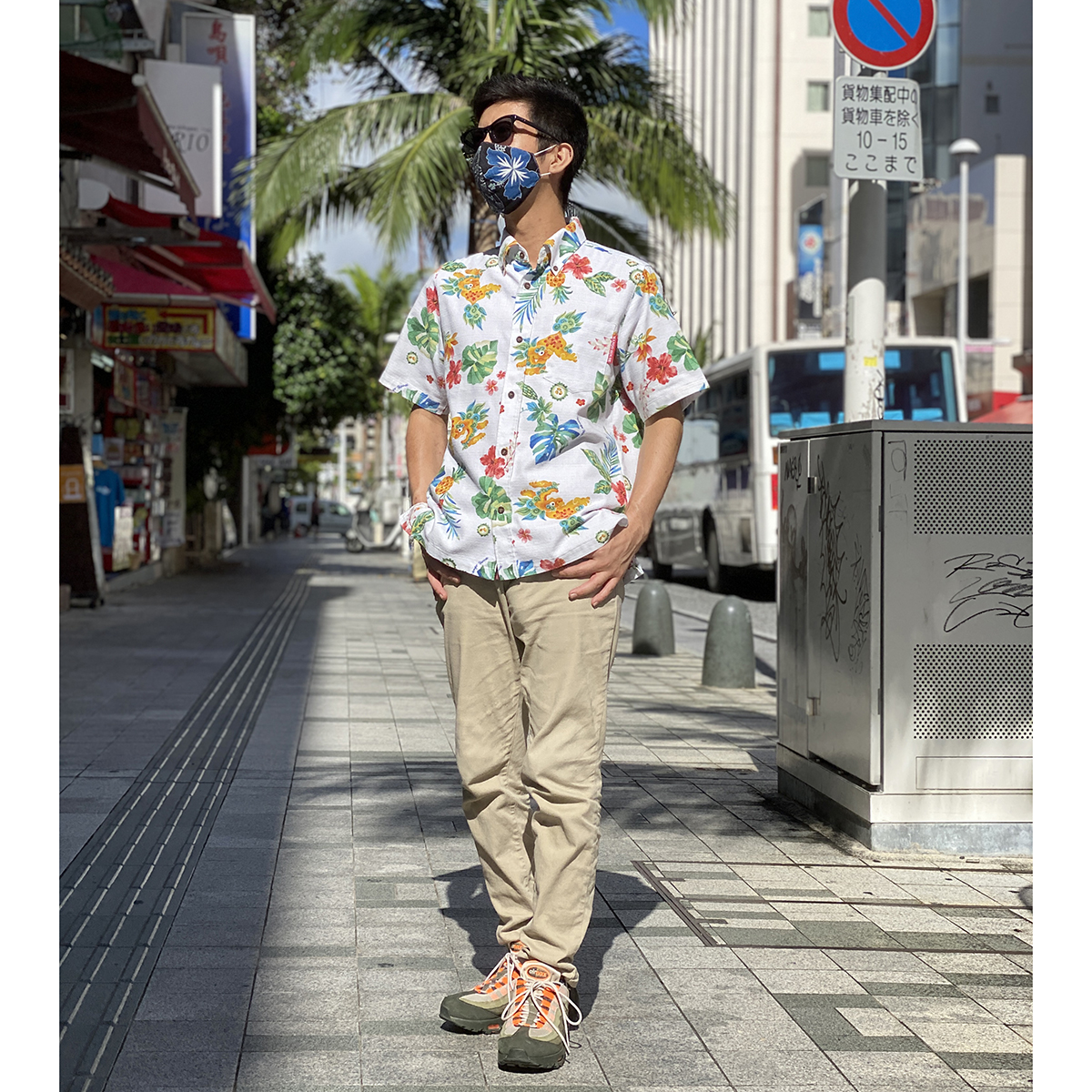 【スタッフコーデ】ベージュのチノパンと合わせた王道のシンプルコーデ！