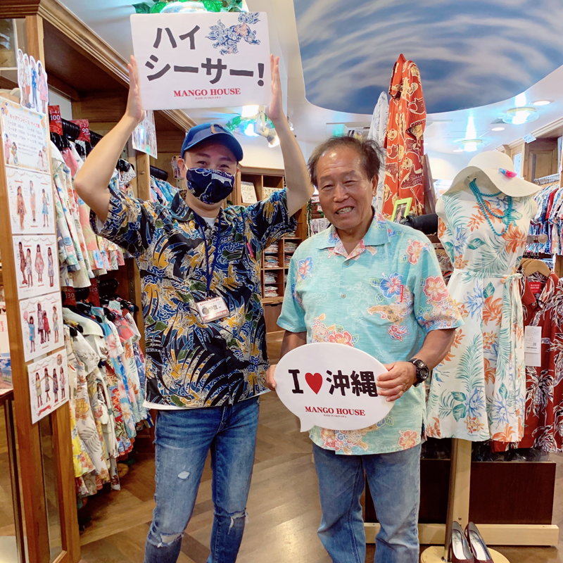 今回の沖縄アロハシャツは赤色のヤンバルクイナ柄に♪