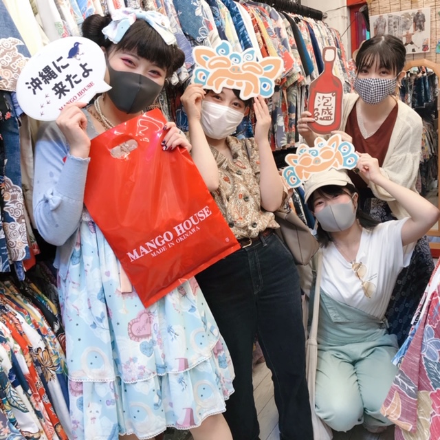 沖縄観光の学生さん♪海好きおじぃちゃんへのお土産ゲット☆
