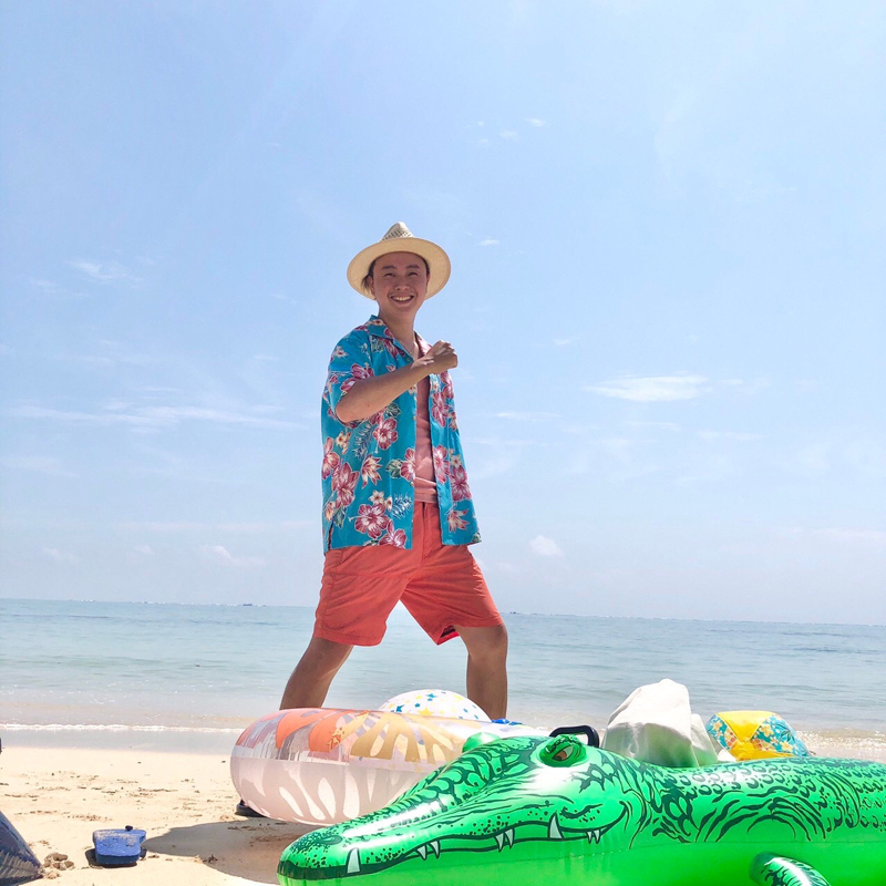 9月のビーチで沖縄アロハシャツを着て撮影しました♪