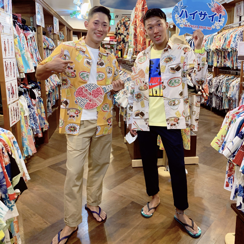 埼玉県からのお客様、ご来店して一目惚れで沖縄らしさ抜群のアロハシャツを選ばれました♪