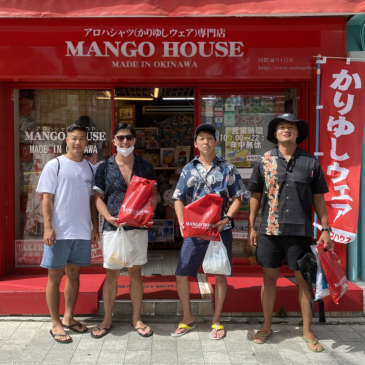 沖縄旅行の思い出になる沖縄アロハシャツをゲット！沖縄旅行の記念写真♪