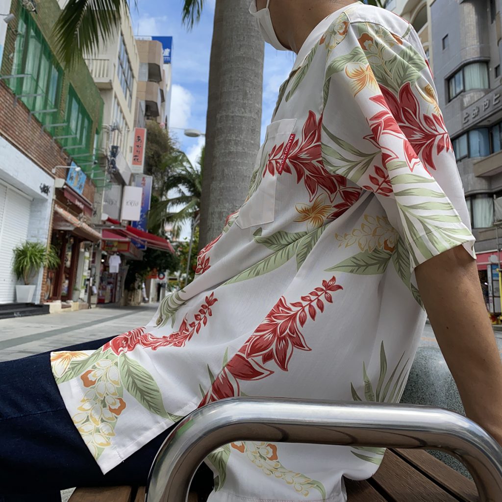 国際通りで、ゆったり沖縄アロハを着て座っている