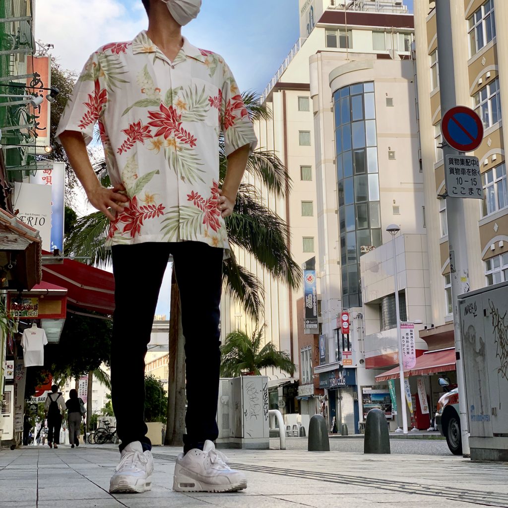 国際通りで、ゆったりめの沖縄アロハシャツを着用