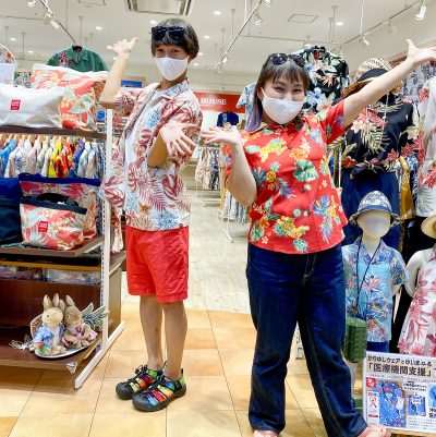 観光を盛り上げるために沖縄アロハシャツを着用