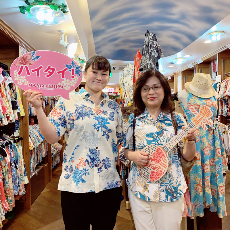大阪からのお客様、3年ぶりのご来店は親子そろって沖縄アロハシャツ選んで頂きました♪