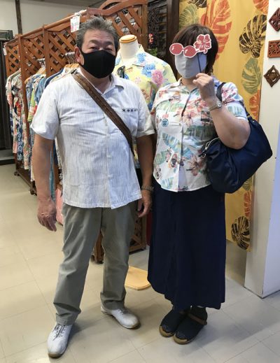 沖縄観光でかりゆしウェア着て記念撮影