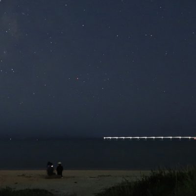 夜の瀬長島の海と星空