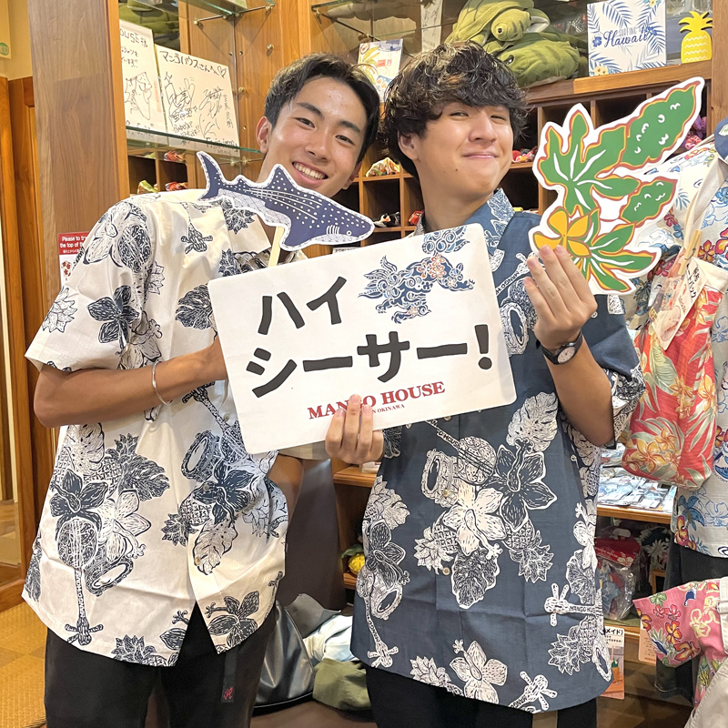 沖縄観光初日は、マンゴハウスのかりゆしウェアに着替える所から♪