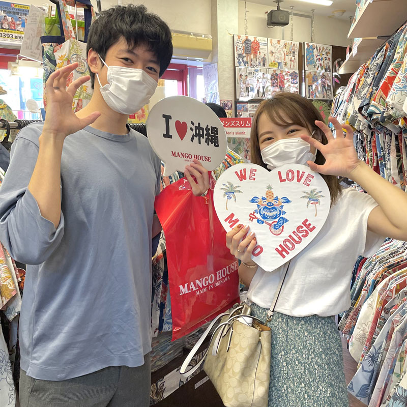 沖縄初日のお客様、記念にマンゴー柄かりゆしウェアのお揃いを選んで下さいました♪