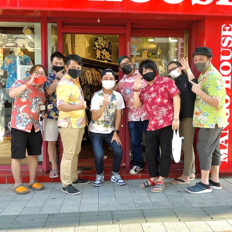 YouTuberのマツヲタ動中記さんが久々にご来店！！担当カラーでかりゆしウェアも選んでいます♪