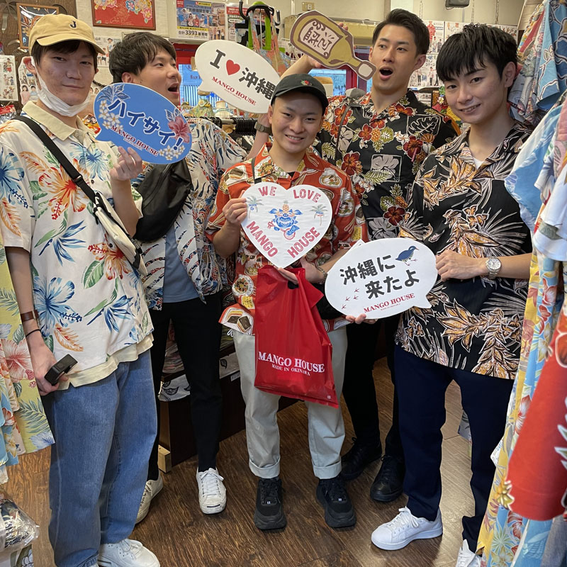 初沖縄アロハシャツ選びで気分もノリノリ♪皆で楽しく沖縄スタイル！