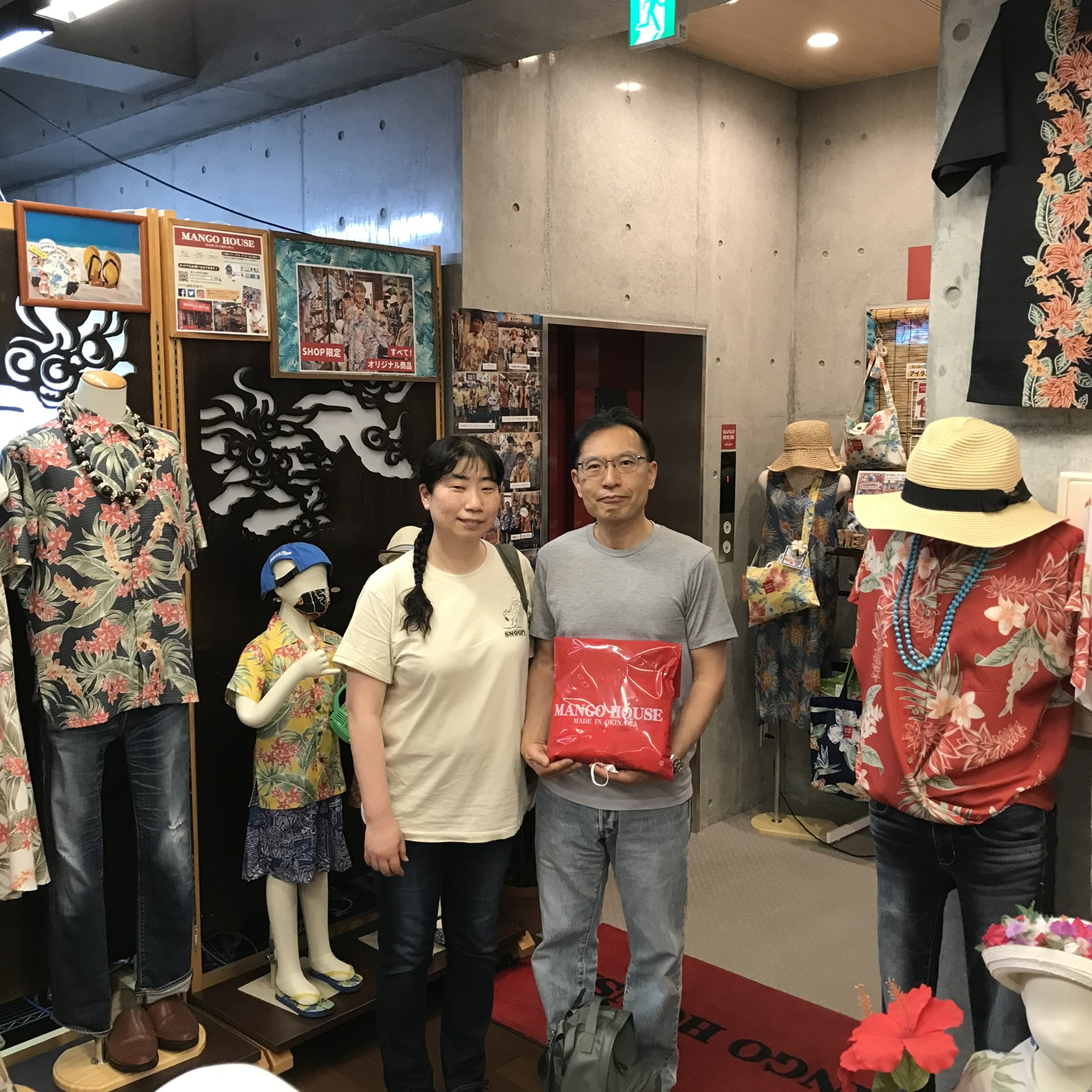旅の始まりはここから！！沖縄に到着してすぐかりゆしウェアを買いに来てくれました！！