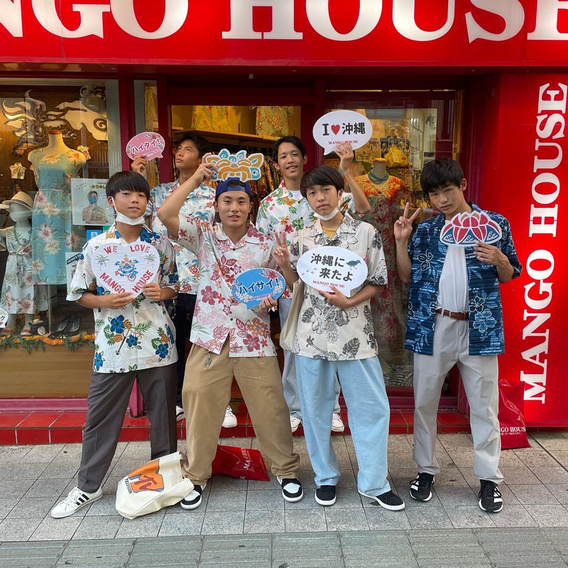 静岡から修学旅行でお越しのお客様かりゆしウェアを求めてご来店♪
