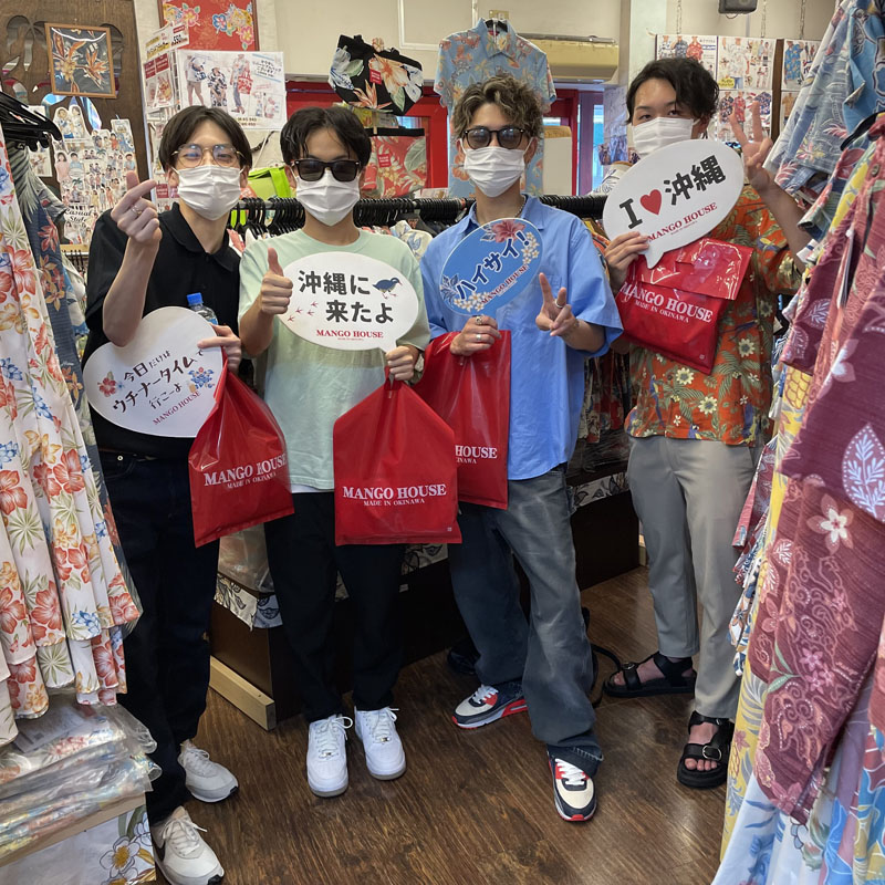 香川県出身のお客様、本日沖縄入りでみんなで明るいかりゆしウェアを選んで頂きました‼︎