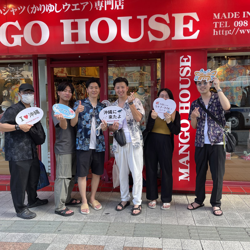 東京からお越しのお客様、マンゴハウスのアロハシャツで沖縄満喫予定♪