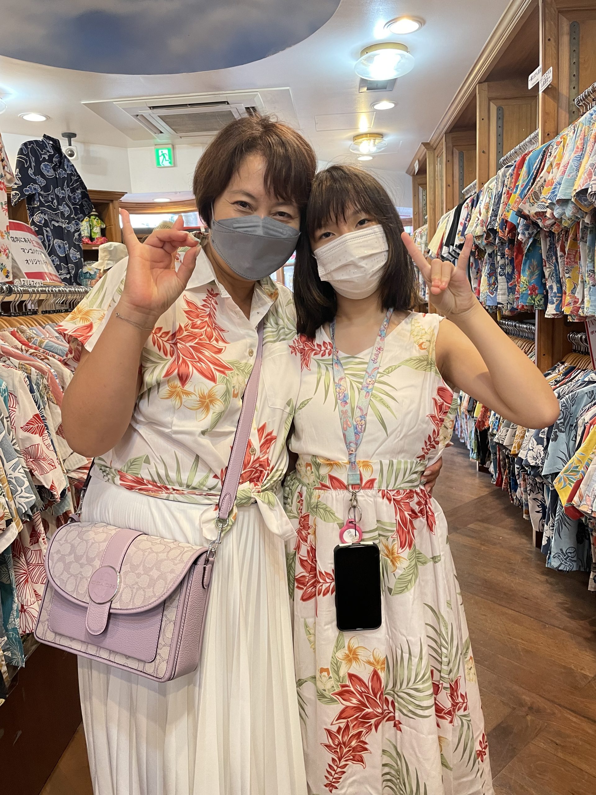 親子お揃いのかりゆしウェアで沖縄旅行を楽しみます♪