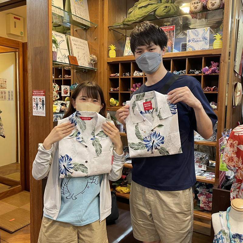 新婚旅行でお越しのお客様、初かりゆしウェアのお揃いで沖縄を楽しむ♪