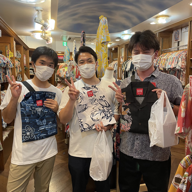 愛知県からお越しのお客様、大学の同期で沖縄滞在中にかりゆしウェアを着る♪