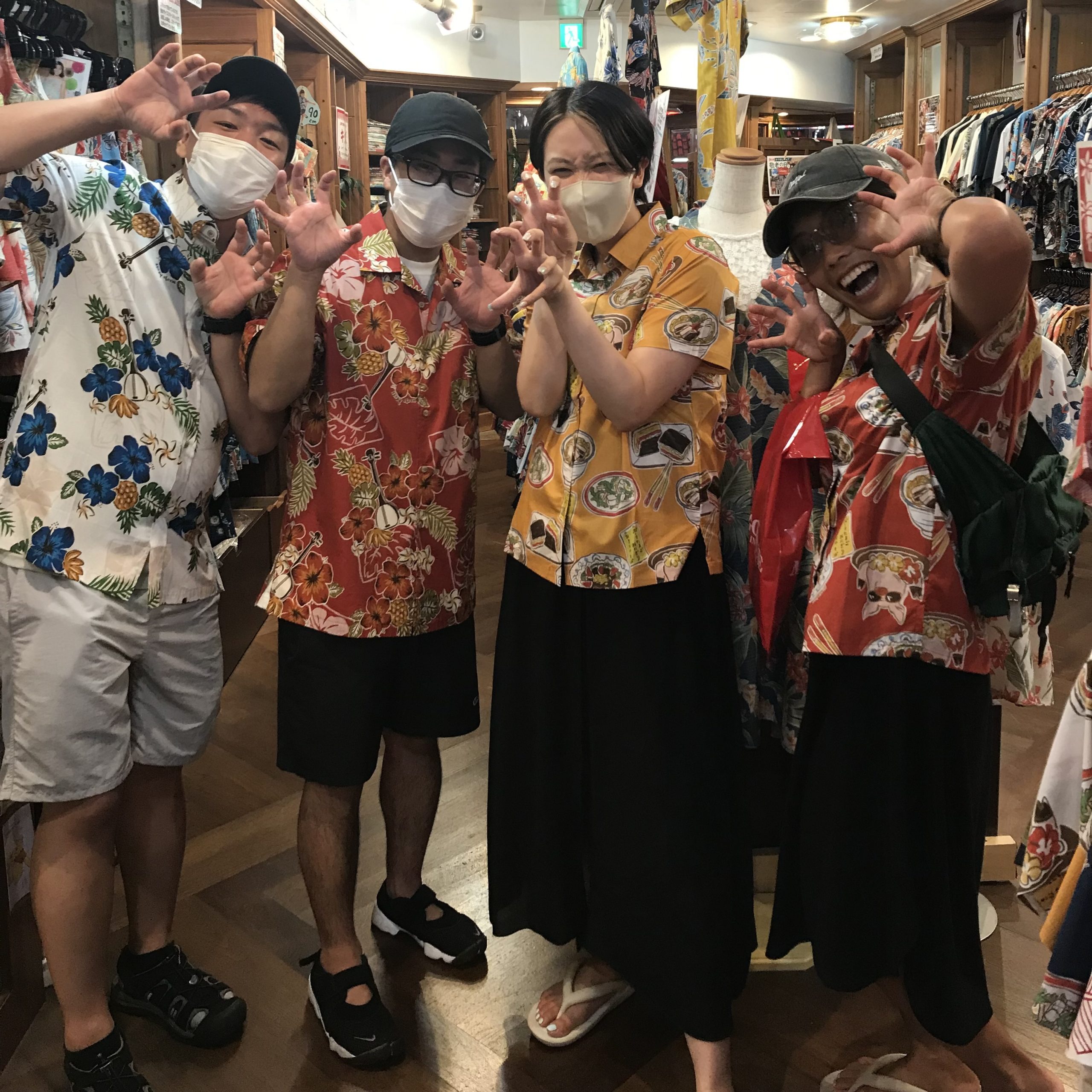 中学生の頃からの仲良し4人組でご来店♪お揃いのかりゆしウェアで気分アゲアゲ☆