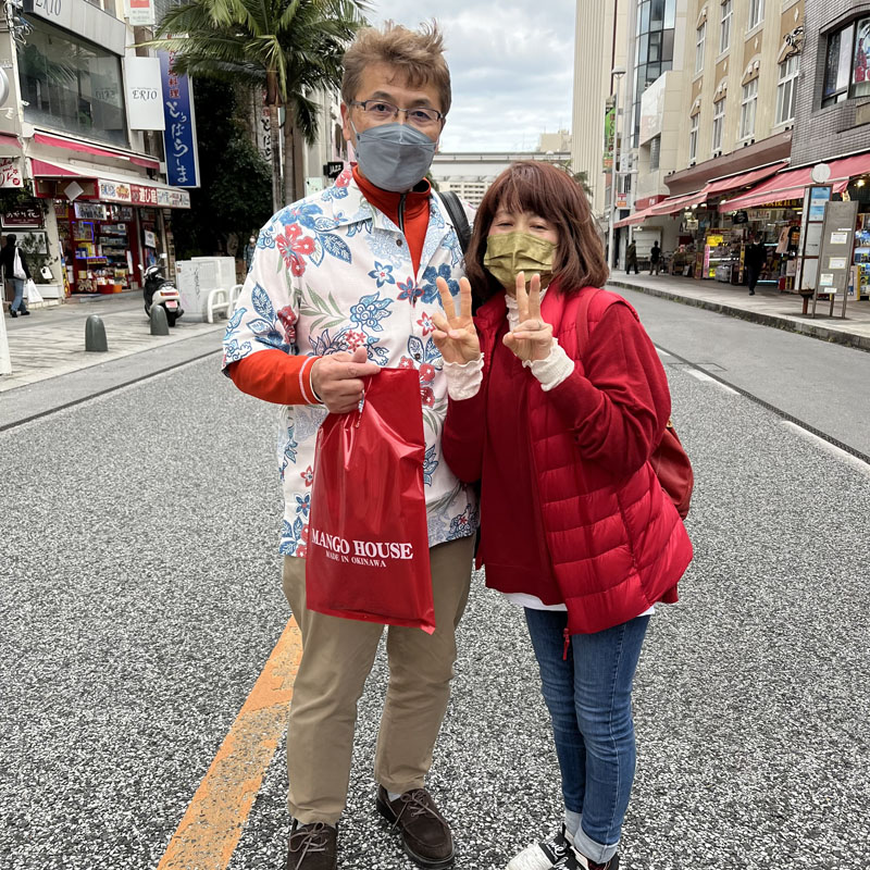 香川からマンゴハウス国際通り一号店にお越しのお客様🌺～初沖縄で記念ペアルック～