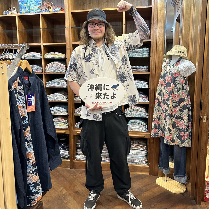 ドイツからお越しのお客様ご来店です！かりゆしウェアを着て気分もアゲアゲ♪