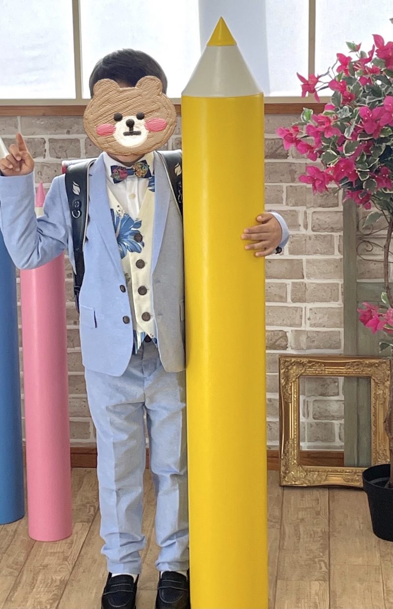 爽やかな白地にブルーのハイビスカスがスーツとピッタリ！ 入学式が楽しみですね♪